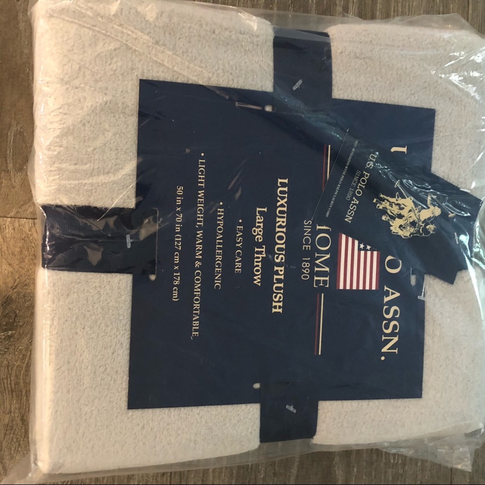 Plush throw blanket